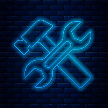 Parlak neon hattı çekiç ve ingiliz anahtarı simgesi tuğla duvar arkasında izole edilmiş. Donanım aletleri. Vektör.