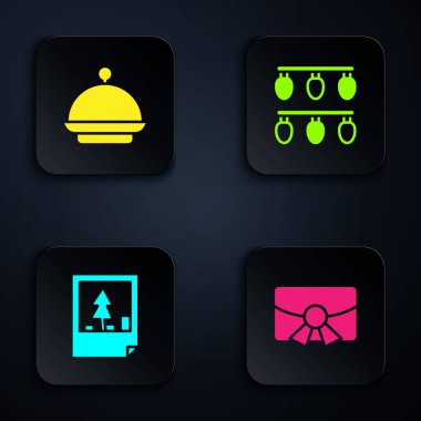 Tepsi ve ışıklarla kaplı Noel kartpostalını hazırla. Siyah kare düğme. Vektör.