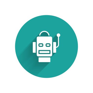 Beyaz Robot simgesi uzun gölgelerle izole edilmiş. Yapay zeka, makine öğrenme, bulut hesaplama. Yeşil daire düğmesi. Vektör.