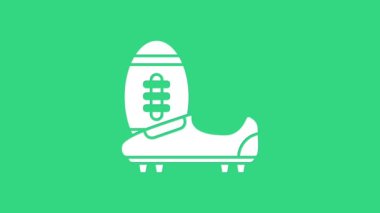 Beyaz Futbol ya da yeşil arka planda izole edilmiş sivri uçlu futbol ayakkabıları. Amerikan futbolu ayakkabısı ve topu. 4K Video hareketli grafik canlandırması