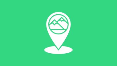 Yeşil arkaplanda dağ simgesi olan beyaz harita işaretçisi. Dağlar seyahat ikonu. 4K Video hareketli grafik canlandırması