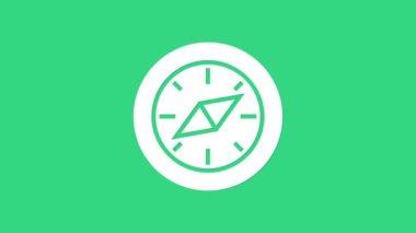 Yeşil arkaplanda beyaz pusula simgesi izole edildi. Rüzgâr yön bulma sembolü. Rüzgar gül işareti. 4K Video hareketli grafik canlandırması