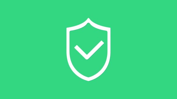 Fehér pajzs ellenőrző jel ikon elszigetelt zöld háttér. Védelmi szimbólum. Biztonsági ellenőrzés, ikon. Jelölje meg a jóváhagyott ikont. 4K Videó mozgás grafikus animáció — Stock videók