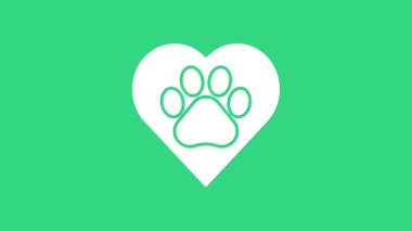 Yeşil zemin üzerinde hayvanların ayak izi ikonu olan beyaz kalp. Yüreğindeki evcil hayvan pençesi. Hayvanlara sevgiler. 4K Video hareketli grafik canlandırması