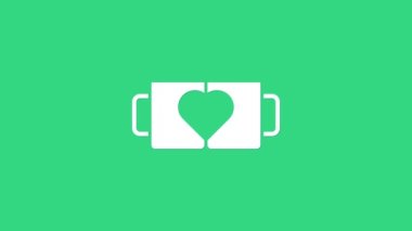 Beyaz iki kahve fincanı ve yeşil arka planda izole edilmiş kalp ikonu. Sevgililer Günü 'nde sevgililer için birkaç kahve. 4K Video hareketli grafik canlandırması