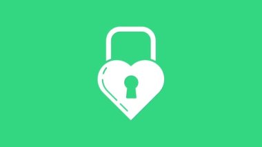 Beyaz Kale, yeşil arka planda izole edilmiş kalp simgesi şeklinde. Kilitli Kalp. Aşk sembolü ve anahtar deliği işareti. 4K Video hareketli grafik canlandırması