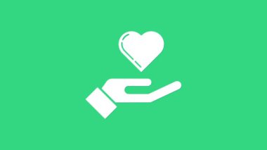 Beyaz Kalp, yeşil arka planda izole edilmiş. El çabukluğu aşk sembolü. 4K Video hareketli grafik canlandırması