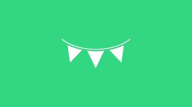 Yeşil arka planda izole edilmiş beyaz karnaval çelenkleri. Doğum günü kutlaması, festival ve güzel dekorasyon için parti flamaları. 4K Video hareketli grafik canlandırması