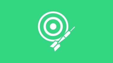 Beyaz Klasik dart tahtası ve ok simgesi yeşil arka planda izole edildi. Dartboard işareti. Oyun konsepti. 4K Video hareketli grafik canlandırması