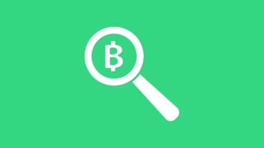 Yeşil zemin üzerinde Bitcoin simgesi olan beyaz büyüteç. Madeni para. Engelleme zinciri tabanlı şifreli para birimi. 4K Video hareketli grafik canlandırması