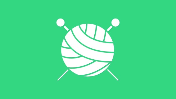 Witte garen bal met breinaalden pictogram geïsoleerd op groene achtergrond. Etiket voor handgemaakte, brei- of kleermakerswinkel. 4K Video motion grafische animatie — Stockvideo