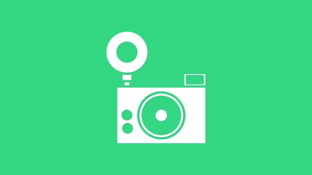 Icono de cámara fotográfica blanca aislado sobre fondo verde. Icono de cámara fotográfica. Animación gráfica de vídeo 4K — Vídeo de stock