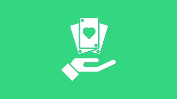 Mano Blanca sosteniendo el icono de las cartas aisladas sobre fondo verde. Diseño del juego de casino. Animación gráfica de vídeo 4K — Vídeos de Stock