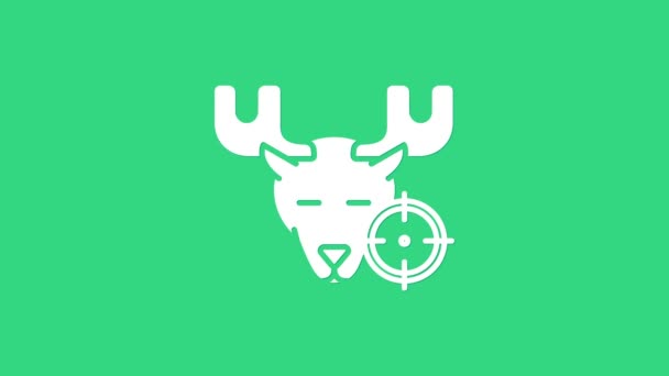 Caça branca em alce com ícone de mira isolado no fundo verde. Logotipo do clube de caça com alce e alvo. Lente de espingarda apontando um alce. Animação gráfica em movimento de vídeo 4K — Vídeo de Stock