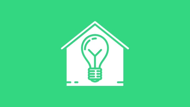 Biały inteligentny dom i ikona żarówki izolowane na zielonym tle. 4K Animacja graficzna ruchu wideo — Wideo stockowe