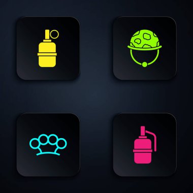 El bombası, muşta ve miğfer ayarlayın. Siyah kare düğme. Vektör.