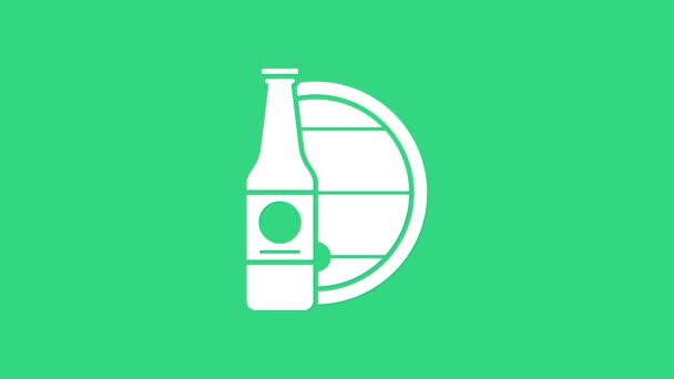Botella de cerveza blanca y barril de madera icono aislado sobre fondo verde. Animación gráfica de vídeo 4K — Vídeo de stock