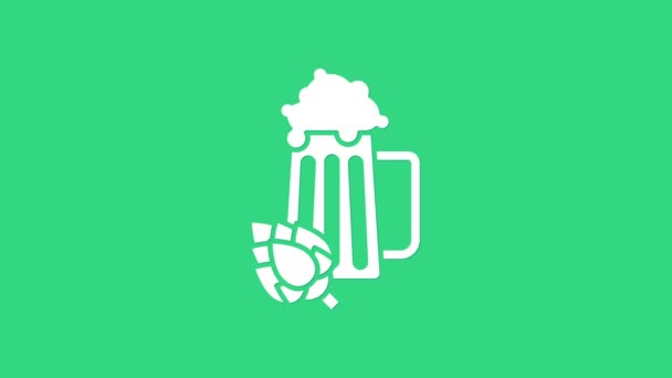 Λευκό ποτήρι μπύρα και λυκίσκου εικονίδιο απομονώνονται σε πράσινο φόντο. 4K Γραφική κίνηση κίνησης βίντεο — Αρχείο Βίντεο