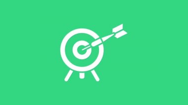 Yeşil arkaplanda ok simgesi olan beyaz hedef. Dart tahtası işareti. Okçuluk tahtası simgesi. Dartboard işareti. İş hedefi kavramı. 4K Video hareketli grafik canlandırması