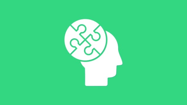 緑色の背景に隔離されたホワイトヒューマンヘッドパズル戦略アイコン。脳のサインだ。脳の象徴的な働き。4Kビデオモーショングラフィックアニメーション — ストック動画