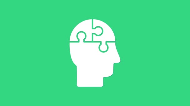 Bílá lidská hlava puzzle strategie ikona izolované na zeleném pozadí. Přemýšlím o mozkové známce. Symbol práce mozku. Grafická animace pohybu videa 4K — Stock video