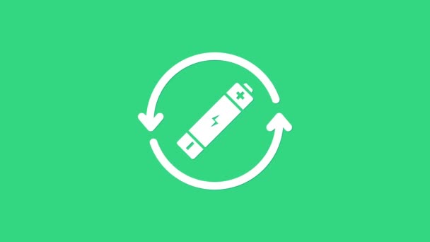 Белая батарея с иконкой линии символов переработки, выделенной на зеленом фоне. Батарея с символом утилизации - концепция возобновляемой энергии. Видеографическая анимация 4K — стоковое видео