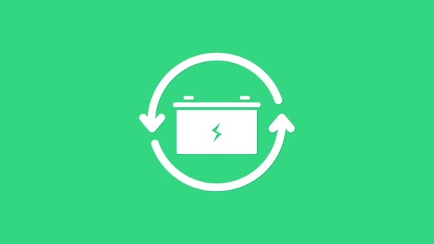 Белая батарея с иконкой линии символов переработки, выделенной на зеленом фоне. Батарея с символом утилизации - концепция возобновляемой энергии. Видеографическая анимация 4K — стоковое видео