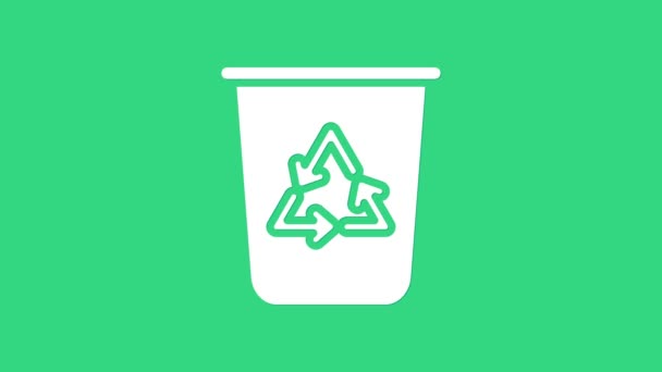 Vit papperskorgen med ikonen återvinningssymbol isolerad på grön bakgrund. Soptunnan ikonen. Soptunnan skylt. Återvinn korg tecken. 4K Video motion grafisk animation — Stockvideo