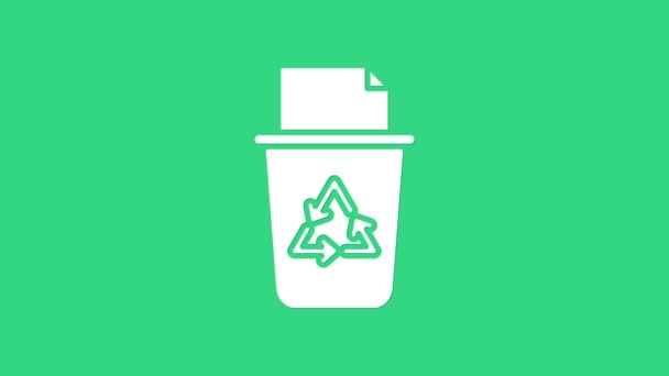 Cubo de reciclaje blanco con icono de símbolo de reciclaje aislado sobre fondo verde. Icono de bote de basura. Cartel de basura. Reciclar signo de cesta. Animación gráfica de vídeo 4K — Vídeos de Stock