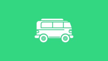 Beyaz Retro minivan simgesi yeşil arkaplanda izole edildi. Eski klasik seyahat minibüsü. 4K Video hareketli grafik canlandırması
