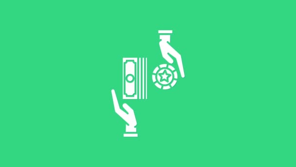 Білі чіпи казино обмінюються на стоси ікони в доларах, ізольовані на зеленому фоні. 4K Відеографічна анімація — стокове відео