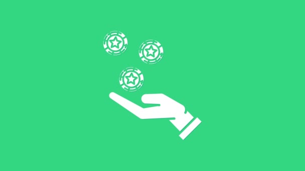 Mão branca segurando ícone de fichas de casino isolado no fundo verde. Jogo de casino. Animação gráfica em movimento de vídeo 4K — Vídeo de Stock