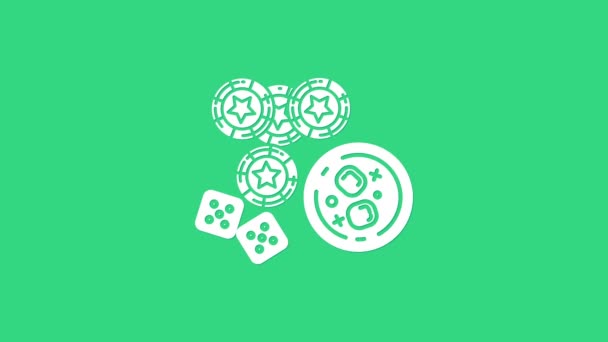 Witte Casino chips, dobbelstenen en glas whisky met ijsblokjes pictogram geïsoleerd op groene achtergrond. Casino poker. 4K Video motion grafische animatie — Stockvideo