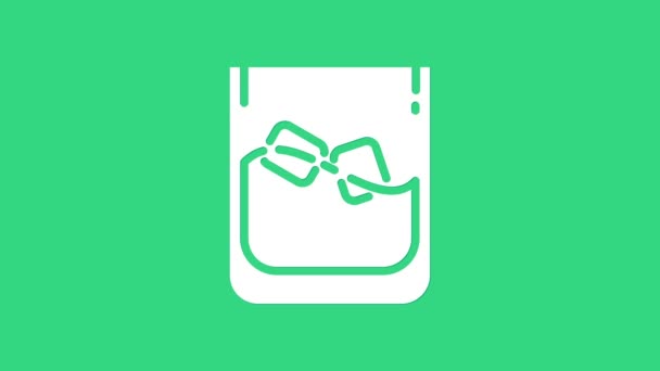 Vaso blanco de whisky y cubitos de hielo icono aislado sobre fondo verde. Animación gráfica de vídeo 4K — Vídeos de Stock