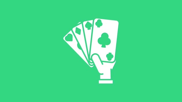 Mano Blanca sosteniendo el icono de las cartas aisladas sobre fondo verde. Diseño del juego de casino. Animación gráfica de vídeo 4K — Vídeos de Stock