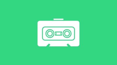 Beyaz Retro ses kaset simgesi yeşil arkaplanda izole edildi. 4K Video hareketli grafik canlandırması