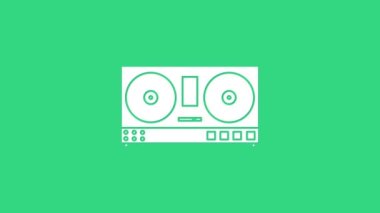 Yeşil arkaplanda izole edilmiş müzik simgesini çalmak ve karıştırmak için beyaz DJ kumandası. DJ karıştırıcı, vinil çalar ve uzaktan kumandayla tamamlandı. 4K Video hareketli grafik canlandırması