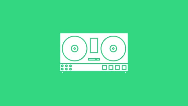 Белый диджей пульт для воспроизведения и микширования музыкальной иконки изолирован на зеленом фоне. DJ миксер в комплекте с виниловым проигрывателем и пультом дистанционного управления. Видеографическая анимация 4K — стоковое видео