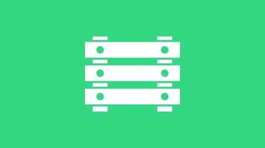 Yeşil arka planda izole edilmiş beyaz askeri mühimmat kutusu. 4K Video hareketli grafik canlandırması