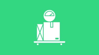 Yeşil arkaplanda izole edilmiş karton kutu simgesine sahip beyaz ölçek. Lojistik ve teslimat. Dağıtım paketinin ağırlığı bir ölçekte. 4K Video hareketli grafik canlandırması