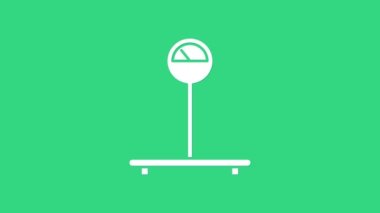 Yeşil arkaplanda beyaz ölçekli simge izole edildi. Lojistik ve teslimat. Dağıtım paketinin ağırlığı bir ölçekte. 4K Video hareketli grafik canlandırması