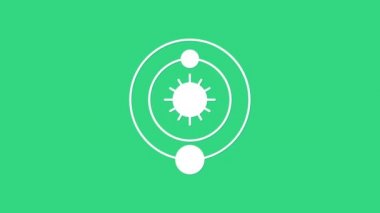 Beyaz Güneş Sistemi simgesi yeşil arkaplanda izole edildi. Gezegenler yıldızın etrafında dönerler. 4K Video hareketli grafik canlandırması