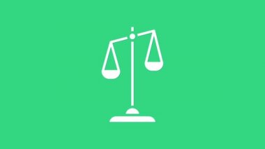 Yeşil arka planda beyaz ölçekli adalet simgesi izole edildi. Hukuk mahkemesi sembolü. Denge tabelaları. 4K Video hareketli grafik canlandırması