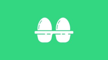 Yeşil arka planda izole edilmiş beyaz tavuk yumurtası. 4K Video hareketli grafik canlandırması