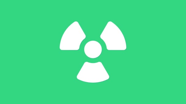 Bílá radioaktivní ikona izolovaná na zeleném pozadí. Radioaktivní toxický symbol. Značka radiačního nebezpečí. Grafická animace pohybu videa 4K — Stock video