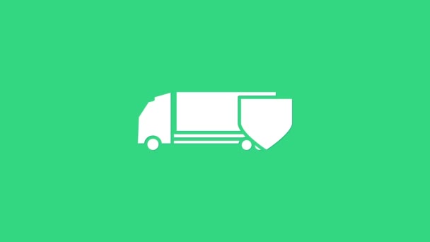 Vit leverans lastbil med sköld ikon isolerad på grön bakgrund. Försäkringskoncept Säkerhet, skydd, skydd, skyddskoncept. 4K Video motion grafisk animation — Stockvideo