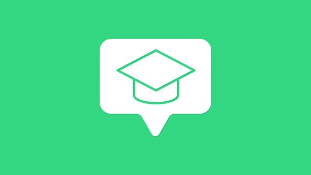 Fehér ballagási sapka a beszéd buborék ikon elszigetelt zöld alapon. Diplomaosztó kalap bojtos ikonnal. 4K Videó mozgás grafikus animáció — Stock videók