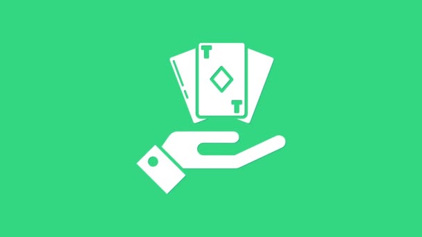 Mano Blanca sosteniendo la baraja de cartas icono aislado sobre fondo verde. Juego de casino. Animación gráfica de vídeo 4K — Vídeo de stock