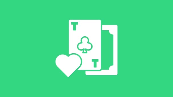 Cartão de jogar branco com símbolo de clubes ícone isolado no fundo verde. Jogo de casino. Animação gráfica em movimento de vídeo 4K — Vídeo de Stock