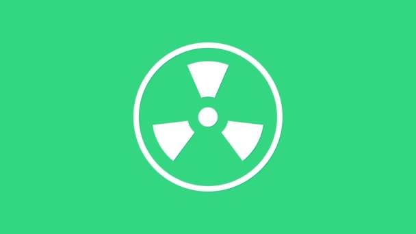 Yeşil arkaplanda beyaz radyoaktif simge izole edildi. Radyoaktif zehirli sembol. Radyasyon tehlikesi işareti. 4K Video hareketli grafik canlandırması — Stok video